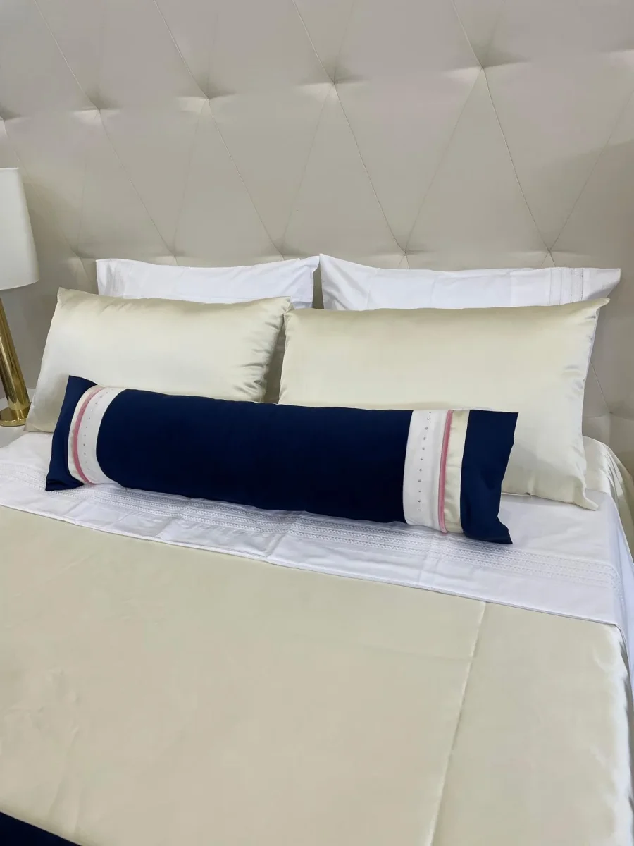 Conjunto exclusivo com travesseiro e cobre-pés feito em Atelier - Image 3